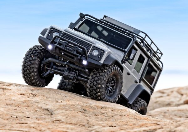 Traxxas TRX-4M 1/18 Land Rover Defender Crawler Hõbedane RTR - 2S LiPo/USB Charger