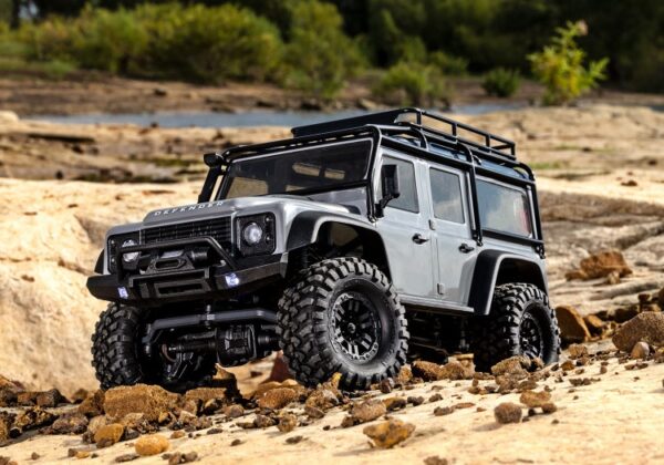 Traxxas TRX-4M 1/18 Land Rover Defender Crawler Hõbedane RTR - 2S LiPo/USB Charger