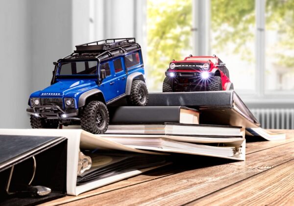 Traxxas TRX-4M 1/18 Land Rover Defender Crawler Hõbedane RTR - 2S LiPo/USB Charger