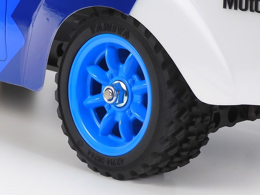 Tamiya Ford Escort Mk.II Rally Tamiya Ford Escort MkII Rally - MF-01X - 1:10 4WD RC Rally Car Kit (Painted Body) 9 Tamiya Ford Escort Mk.II Rally 1:10 RC-Auto-Bausatz – blaues Vorderrad
