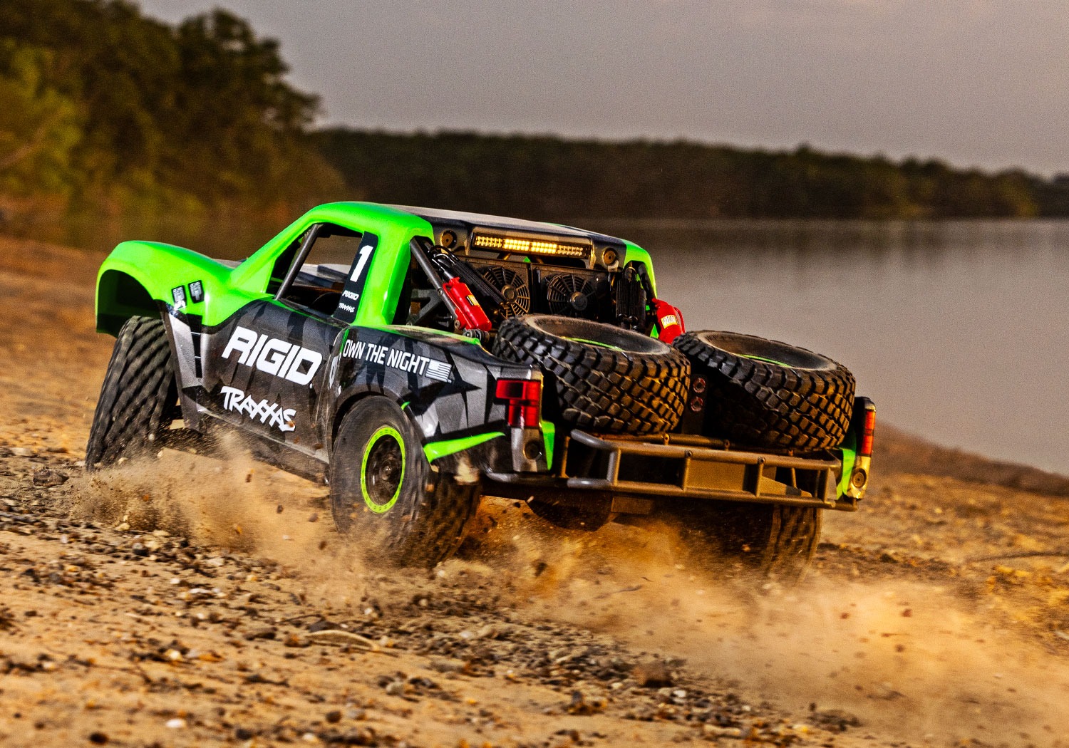 Traxxas Unlimited Desert Racer Traxxas UDR Unlimited Desert Racer - RTR 1:7 Short Course - Grün 5 Traxxas Unlimited Desert Racer (UDR) Grün RTR RC-Auto in Aktion