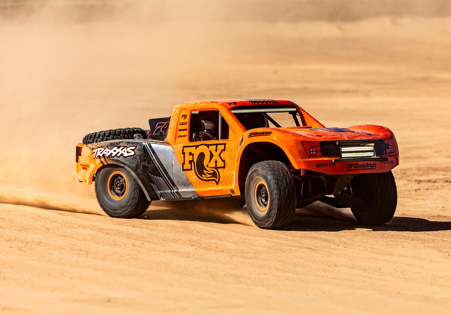 Traxxas UDR Unlimited Desert Racer - RTR 1:7 Short Course - Orange 5 Traxxas Unlimited Desert Racer (UDR) Orange RTR RC-Auto in Aktion