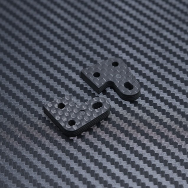 Hiilikuituinen ohjausnivel levy 1 (pitkä) Mayako MX8:lle (-22-25) 1 Carbon Fibre Steering Knuckle Plate 1 (Long) for Mayako MX8 (-22-25)