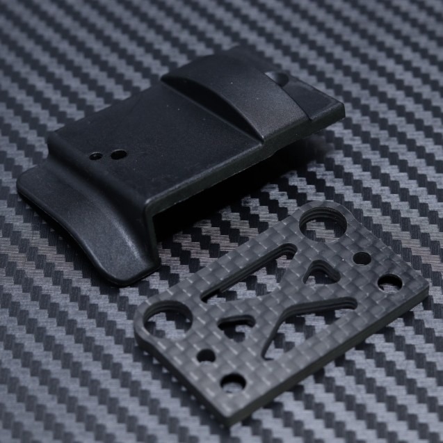 Keskidiffin kiinnityksen muovikansi ja hiilikuitulevy Mayako MX8:lle (-22-25) 1 Centre Diff Mount Plastic Cover and Carbon Fibre Plate for Mayako MX8 (-22-25)