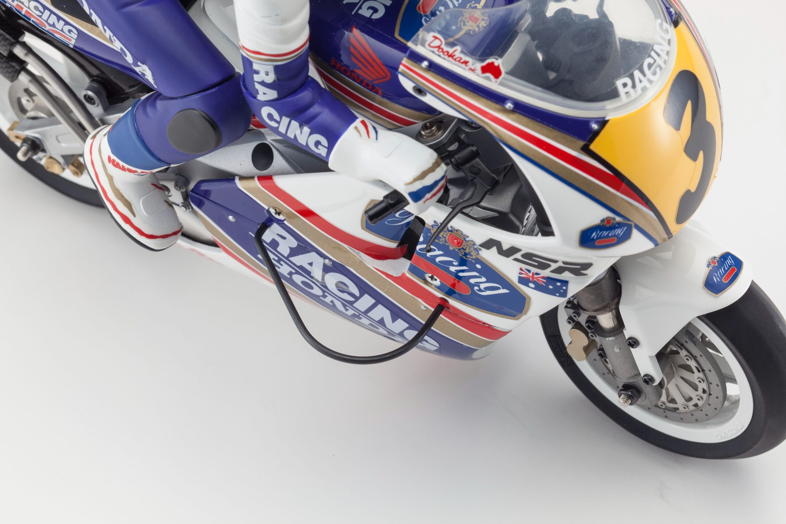 Kyosho Honda NSR500 1991 – Hanging On Racer – 1:8 RC Motorcycle Kit #34932B 3 kyosho-honda-nsr500-1991-34932b-2