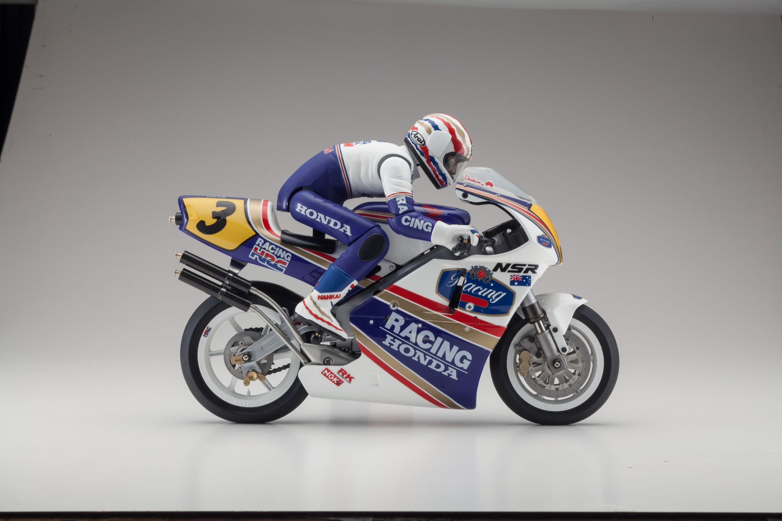 Kyosho Honda NSR500 1991 – Hanging On Racer – 1:8 RC Motorcycle Kit #34932B 7 kyosho-honda-nsr500-1991-34932b-7